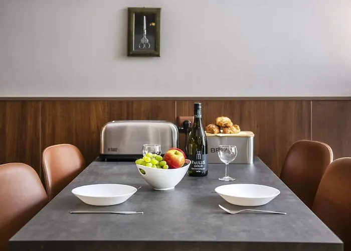 Daire Carbona - Relax, Sissi