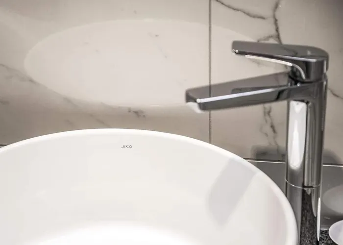 Daire Carbona - Relax, Sissi *