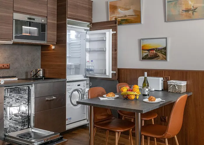 Daire Carbona - Relax, Sissi